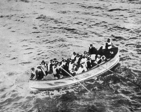 Спасательная шлюпка с "Титаника", снятая с борта пришедшей на помощь "Карпатии"