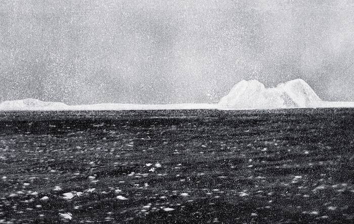 Тот же айсберг после катастрофы "Титаника": фото сделано пассажиром спасательного судна