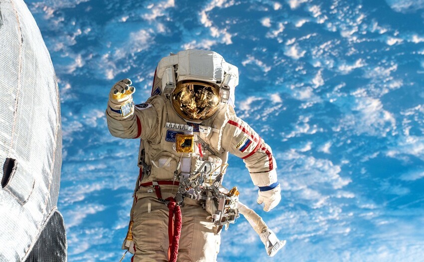 По какому часовому поясу живут космонавты?