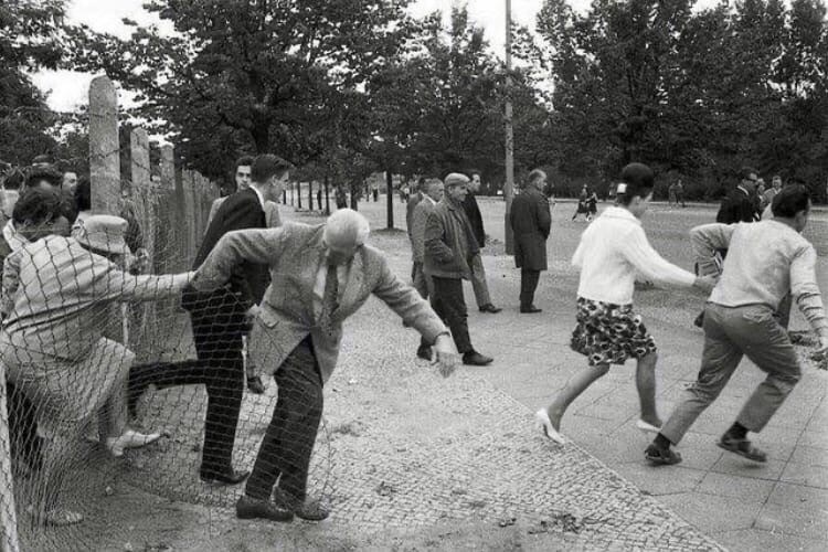 Немцы бегут из ГДР в ФРГ , 1961 г .