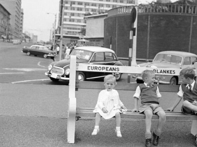 Дети на скамейке для белых. ЮАР, 1960 г .