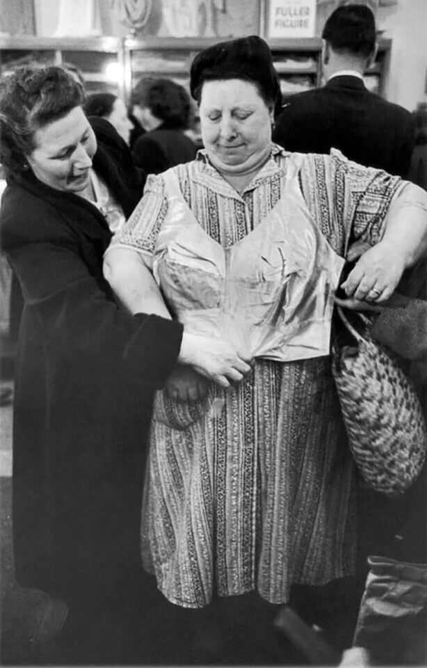Пышнотелая дама примеряет бюстгальтер в огромном магазине Эванса в южном Лондоне. (Фото Джона Чиллингворта/Picture Post/Getty Images). 24 мая 1952 года