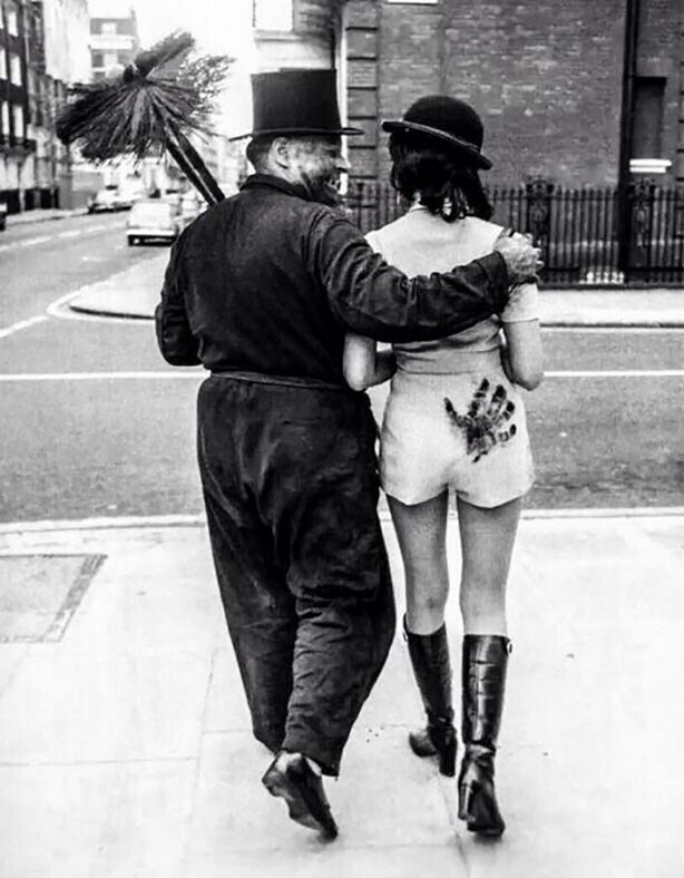 Трубочист на прогулке с девушкой. Лондон, 1971 год