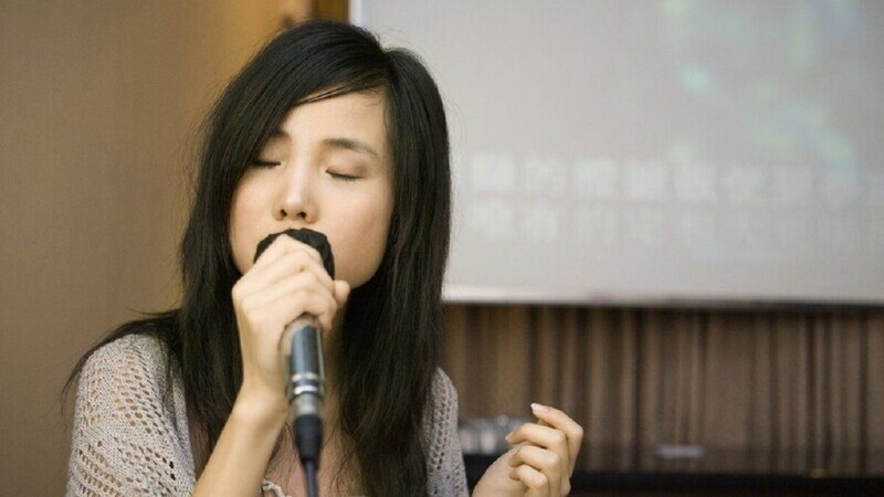 В китайских караоке запретили идейно вредные песни