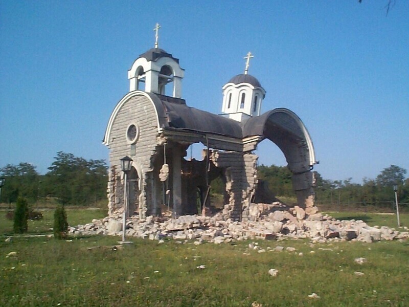НАТО не препятствует разрушению православных храмов в Косово