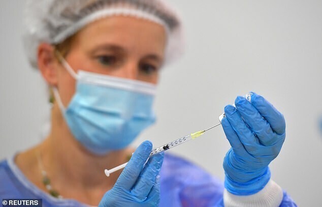 Медсестра-антиваксерша избавила пациентов от вакцинации