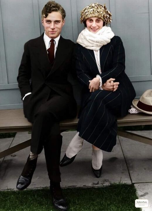 Таким, некомичным, Чаплина мало кто знает. Рядом с ним знаменитая русская прима Анна Павлова. Лондон, 1922 год.