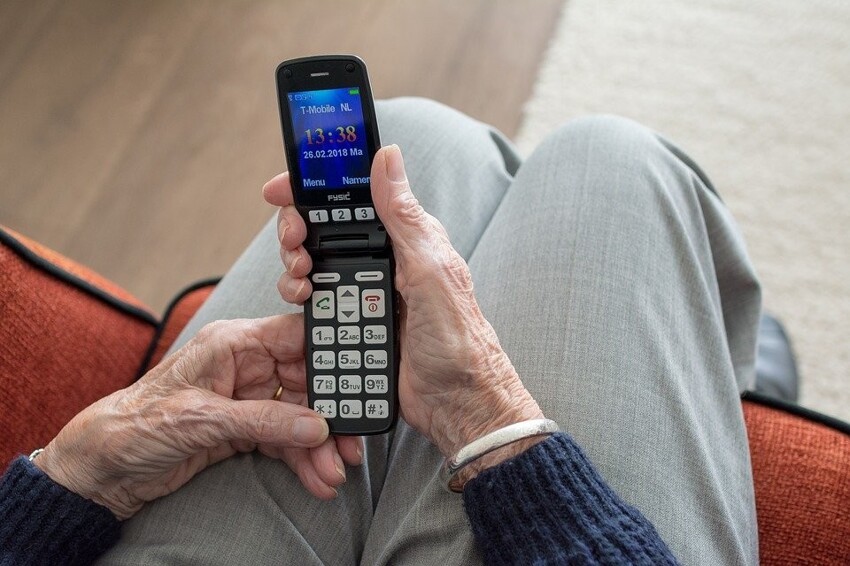 Как сотрудница ремонта телефонов хотела взять с пенсионерки деньги за несуществующую услугу