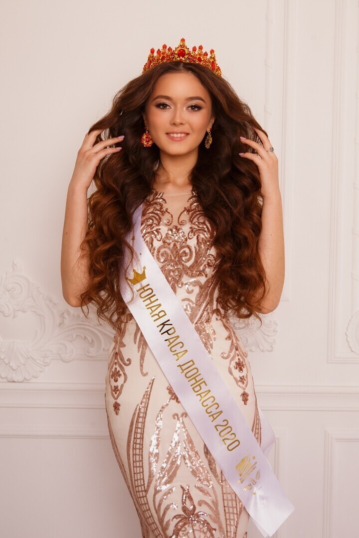 18-летняя красавица из ДНР завоевала титул на конкурсе «Мисс Вселенная»