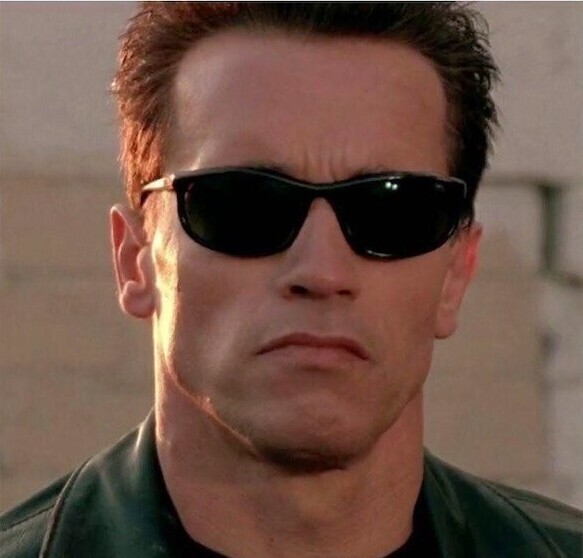 12. "Терминатор 2: Судный день" (1991) - солнцезащитные очки, которые терминатор носит в начале фильма, а потом теряет, служат символом его трансформации из безжалостного убийцы в нечто "более человеческое"