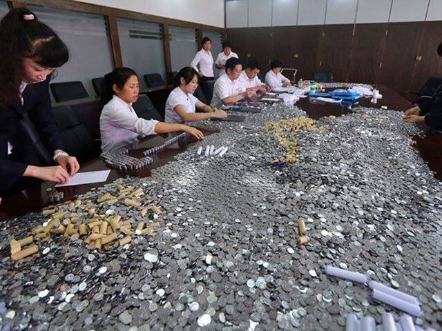 В 2013 году мужчине в Китае было приказано заплатить штраф в размере 1600 долларов за проступок. В ответ мужчина решил расплатиться монетами. В общей сложности потребовалось 18 сотрудников, работающих полный день, чтобы сосчитать деньги.