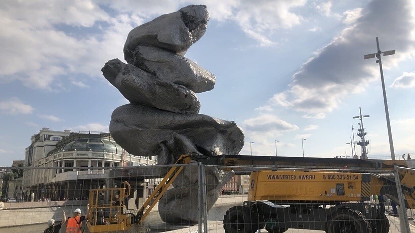 «Это кошмар»: скульптуру в виде 12-метровой фекалии установили в Москве