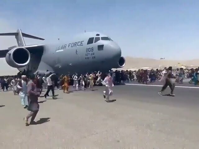 В соцсетях появились видеозаписи, как жители Кабула пытаются улететь из Афганистана, зацепившись за шасси самолета, после того как в афганскую столицу вошли представители движения «Талибан» (запрещено в РФ как террористическое).

Как только стало изв 