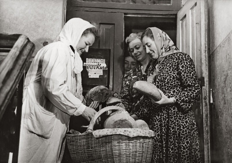 Разносчик магазина № 30 продает свежий хлеб жильцам дома 97 на Красноармейской улице в Киеве. 1961 год
