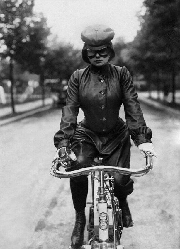Девушка в костюме для мотоцикла. 1905 год