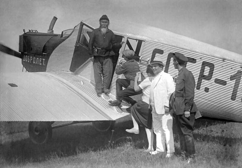 Делегаты Всесоюзного Съезда Советов летят на съезд. Самолет Junkers F-13 «Добролета». 1929 год. СССР.