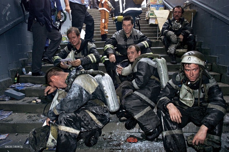 Взрыв в Московском метро. Пожарные после тушения подземного перехода на Пушкинской площади, 8 августа 2000 г.