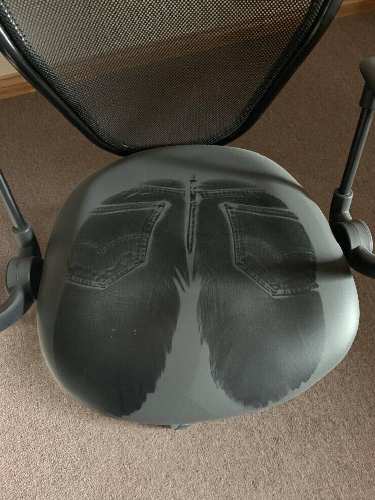 Отпечаток на пыльном кресле