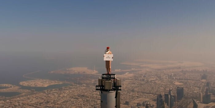 Ролик показывает Николь Смит-Людвик, стоящую на самой высокой точке здания  на высоте 828 метров над землей