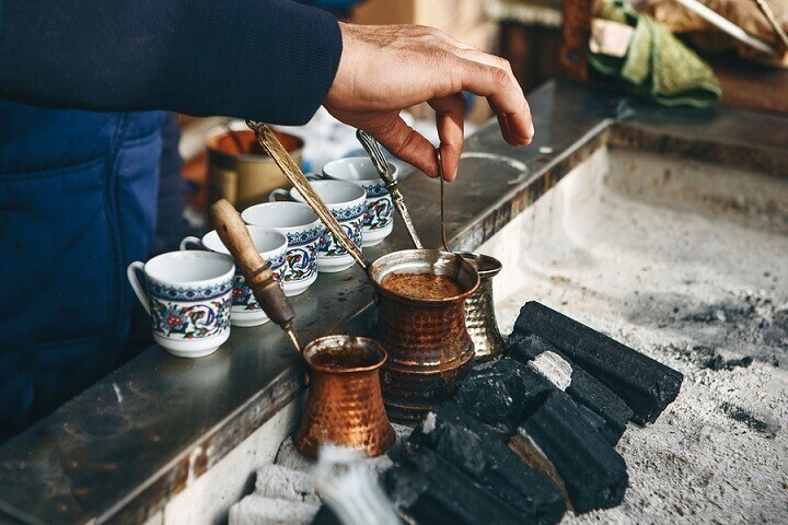 В Турции есть традиция: когда жених с родственниками приходит свататься, невеста готовит турецкий кофе и добавляет в чашку жениха много соли. Если он спокойно выпил кофе, он терпелив и готов к семейной жизни