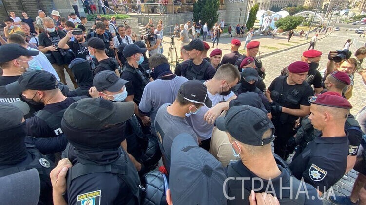 В Киеве снова кипят страсти: неонацисты разгромили выставку и дрались с полицией