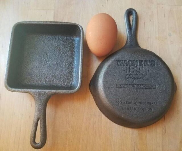 4. Две маленькие чугунные сковородки - в каждую поместится одно яйцо. Куплены на гаражной распродаже по доллару за штуку