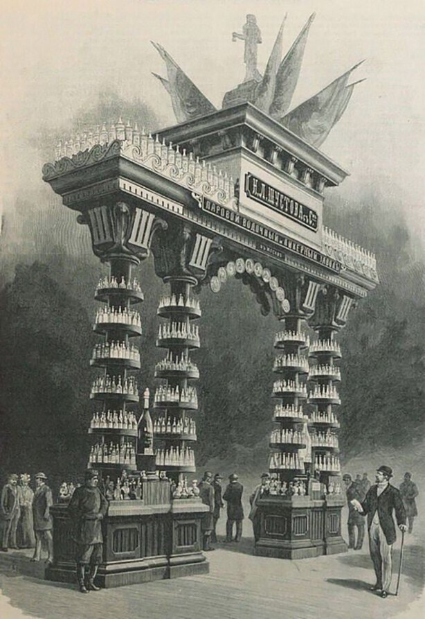 Витрина водочного и ликерного завода Н.Л. Шустова на Всероссийской выставке 1896 года в Нижнем Новгороде
