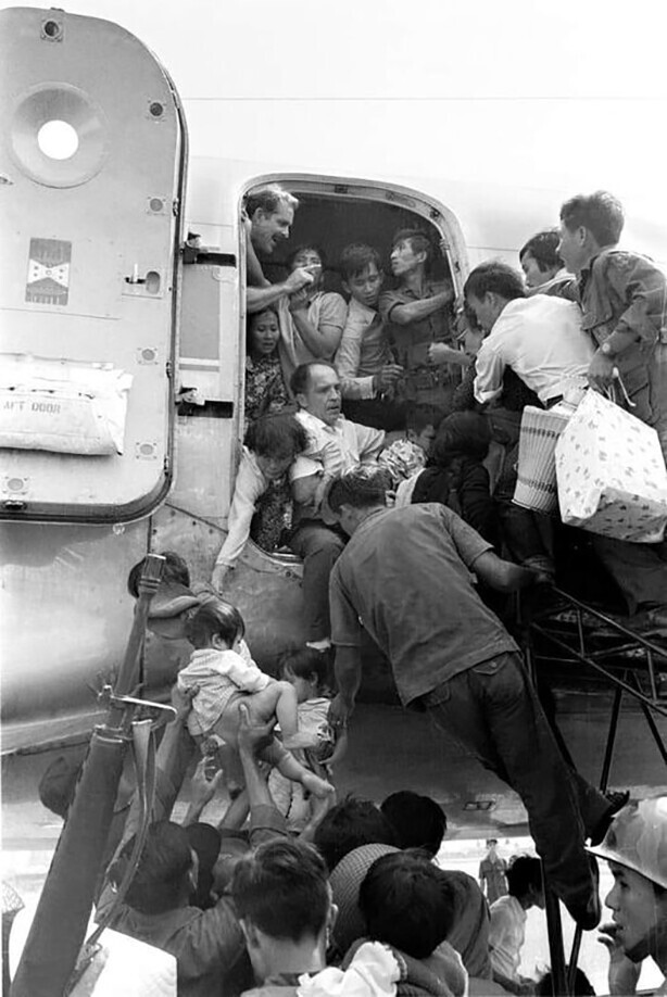 Люди пытаются забраться в самолёт, во время эвакуации американских войск. Южный Вьетнам. 1 апреля 1975 года.