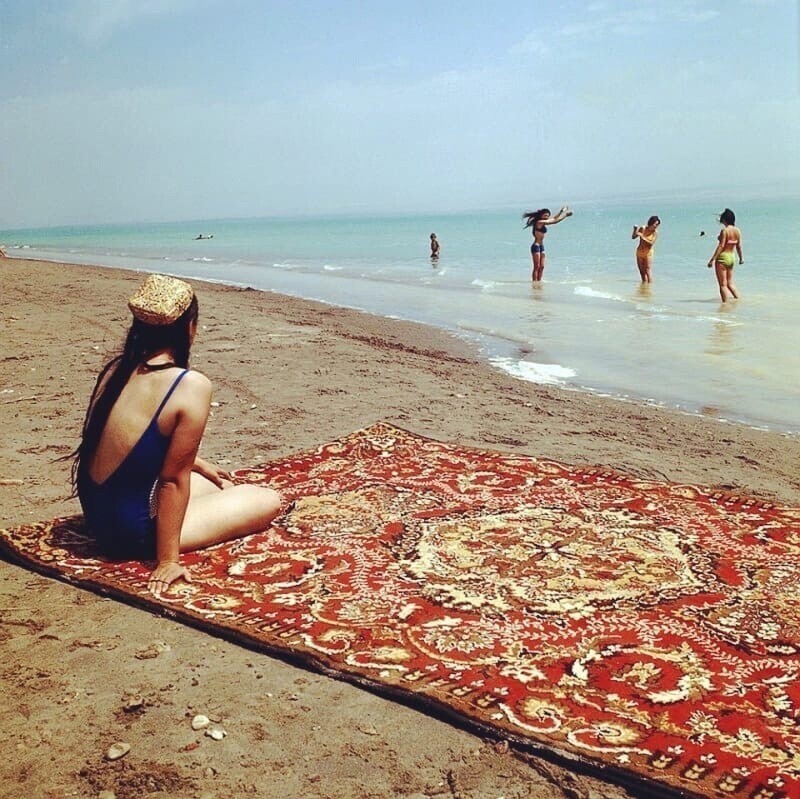 Oтдыхающие на пляже Tаджикского моря. СССР, 1975
