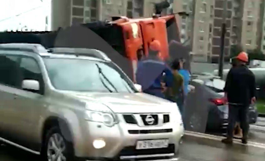 В Москве автокран опрокинулся и подмял под себя две легковушки: есть пострадавшие