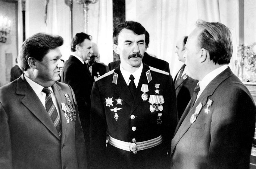 Единственный Герой Советского Союза и России получивший "Золотую Звезду" за военные подвиги. Кто он?