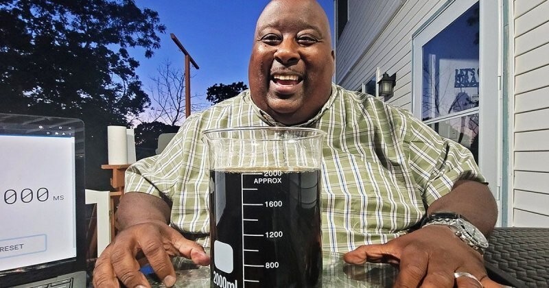 Мужчина выпил два литра содовой, установив мировой рекорд Гиннесса
