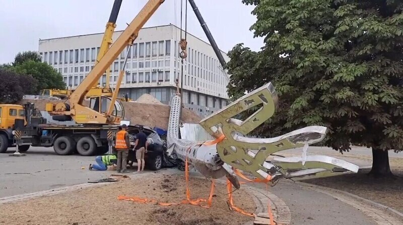 Не дождался праздника: в Херсоне упал 73-метровый флагшток, раздавив «Лексус»