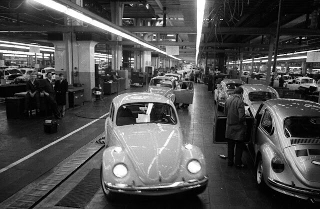 30 снимков, запечатлевших повседневную жизнь на заводе Volkswagen в Вольфсбурге в 1972 году