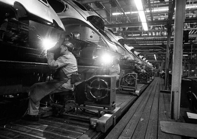 30 снимков, запечатлевших повседневную жизнь на заводе Volkswagen в Вольфсбурге в 1972 году