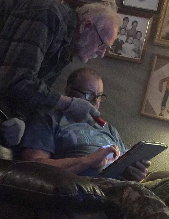 5. "Мой дядя подсвечивает фонариком iPad моего папы"