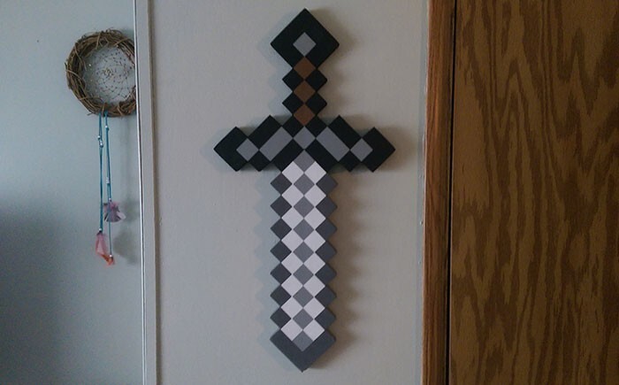 10. "Бабуля решила, что это крест, поэтому повесила его на стену. Я не стал ей говорить"