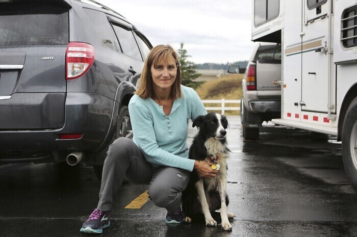2. Женщина уволилась с работы, чтобы искать свою собаку, которую сбежала во время грозы во время отпуска в Калиспелле, штат Монтана. Она искала ее 57 дней, развешивая листовки по городу, и в итоге нашла - голодную, но живую