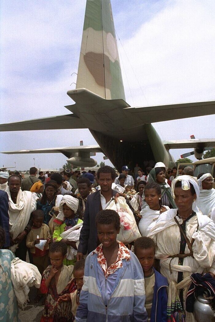 15. Мировой рекорд по количеству пассажиров в самолетах был установлен во время эвакуации евреев Израилем из Эфиопии в 1991 году, когда на одном "Боинге 747" находилось не менее 1088 человек, включая двух младенцев, родившихся в этом полете