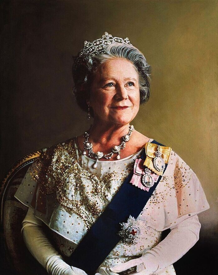 7. В 1982 году королева Елизавета, королева-мать, была доставлена в больницу, когда рыбья кость застряла у нее в горле, и ей в итоге сделали операцию по ее удалению