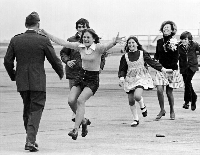 Полковник Роберт Стирм возвращается к семье после пяти лет во вьетинамском лагере6 военнопленных, 1974