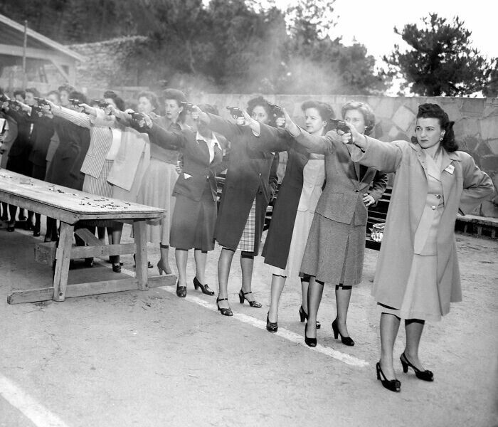 Сотрудницы полиции Лос-Анджелеса отстреливают новые револьверы, 1948