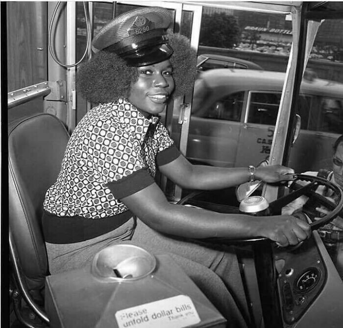Мари Уоллас - первая женщина-водитель автобуса в Чикаго, 1974