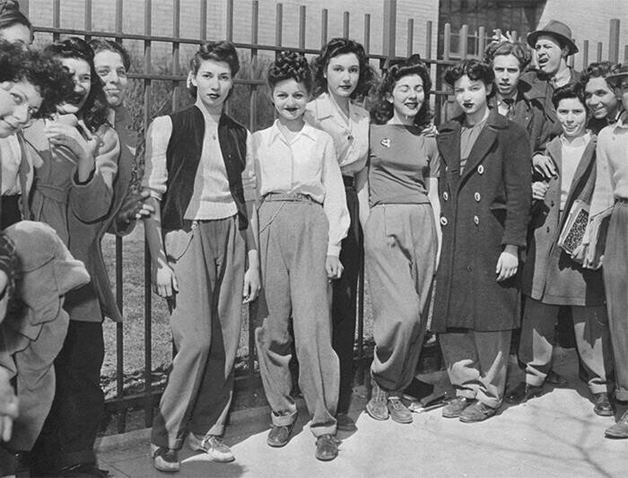 Старшеклассницы Бруклина протестуют против запрета носить в школу брюки, 1940