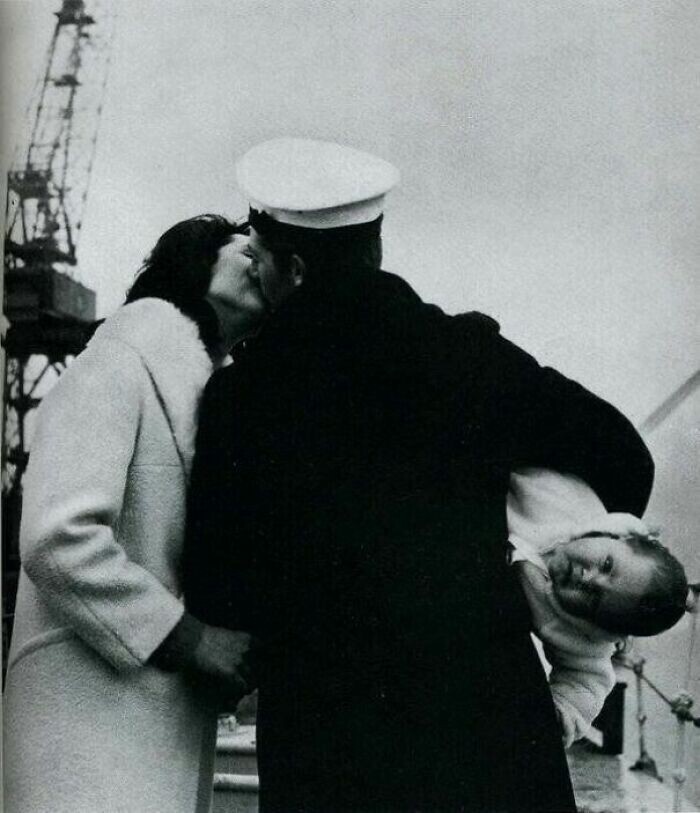 Моряк встречается с семьей после 14 месяцев в море. 1940-е