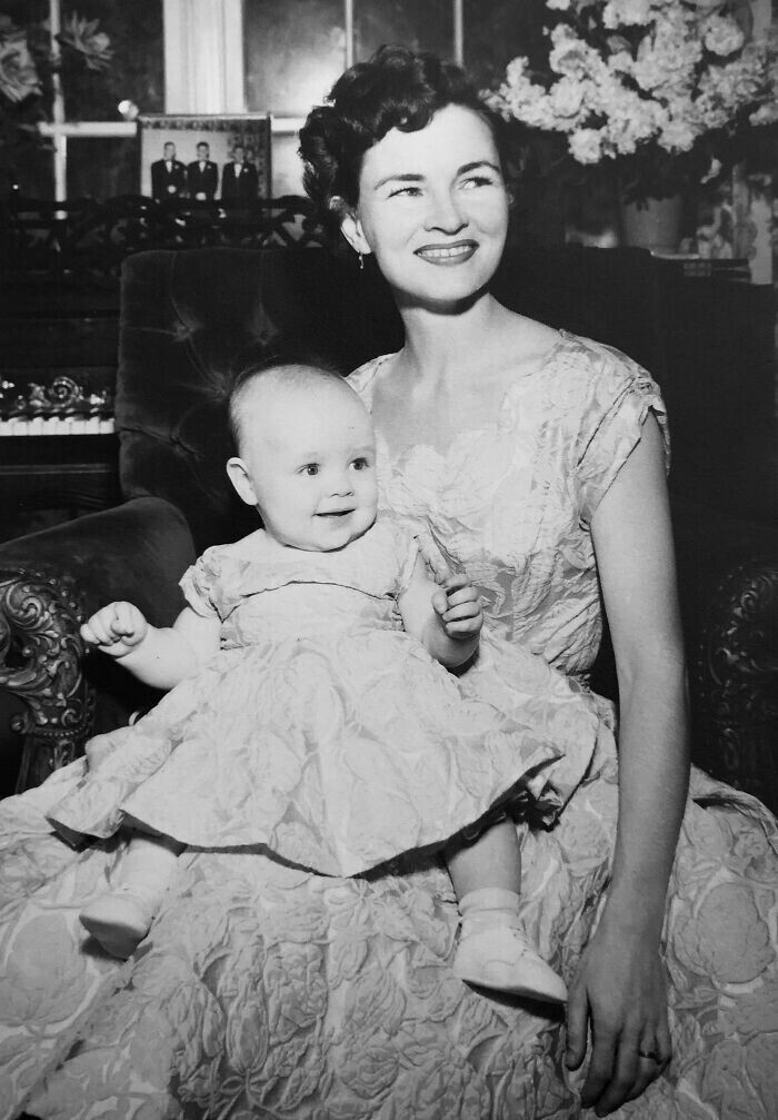 "Это я с мамой в 1954 году. Она сшила нам платья из одинаковой ткани"
