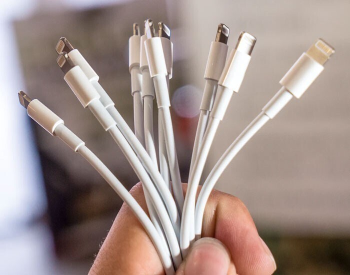 "Зарядки и кабели для техники Apple. Они такие особенные не потому, что суперудобны, а потому, что производитель не хочет дать нам возможность покупать более дешевые варианты"