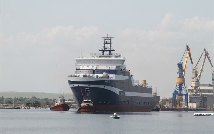Вывод из дока нового вспомогательного судна для ВМФ России