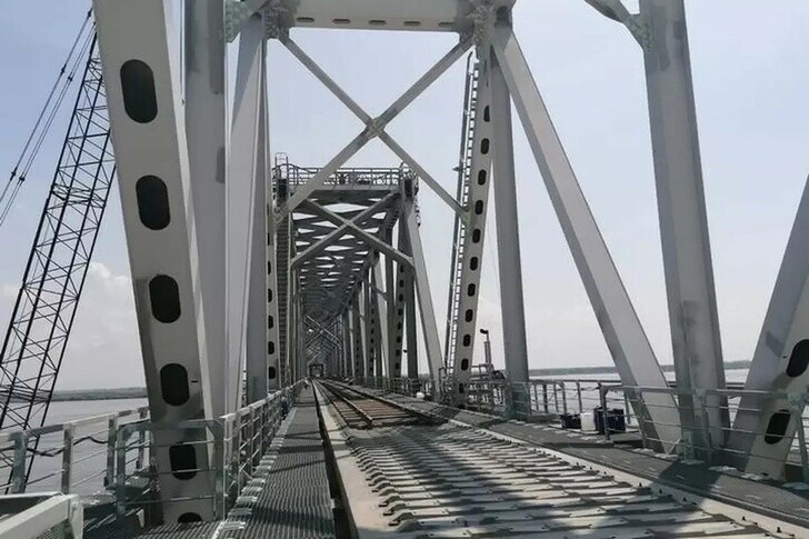 Завершена укладка рельсов на первом железнодорожном мосту между Россией и Китаем