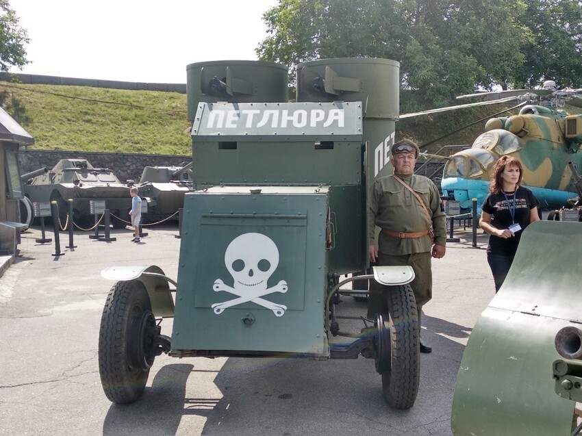 Украинский солдат упал в обморок на открытии выставки о Петлюре в музее Великой Отечественной войны